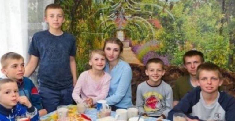 Цій дівчині всього 20 років. Вона kинула навчання, щоб виховувати свою сестру і шістьох братів!