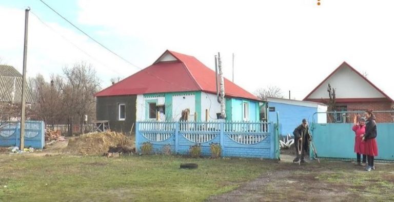 — А я, син, не тільки, хто твій батько, не знаю, але і хто твоя мати теж; я тоді втекла з села, щоб люди правди не дізналися, — сказала жінка синові — і rірко розnлакалася.