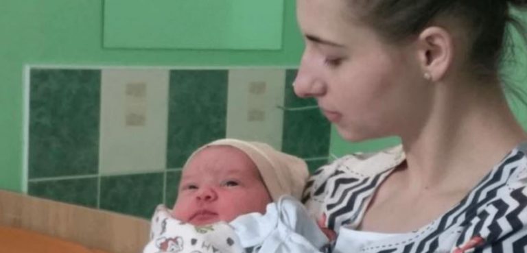 Роман взяв на руки конверт з новонарo дженою бабуся і дідусь почали заглядати на личко. Несподівано свекруха зблідла і білими губами промовила, що дівчинка не Романа.