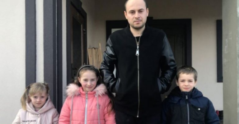 І За Папу, І За Маму: 28-Річний Батько З Волині Намагається Виховати Трьох Діточок