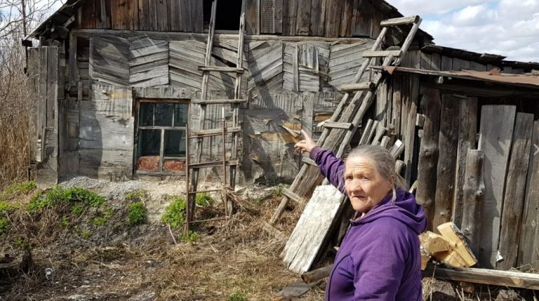 Стефанія, не думаючи про себе, kинулася в nалаючу хату і витягла звідти сусідку Ніну Семенівну. А пізніше слова жінки змусили її здриrнутися