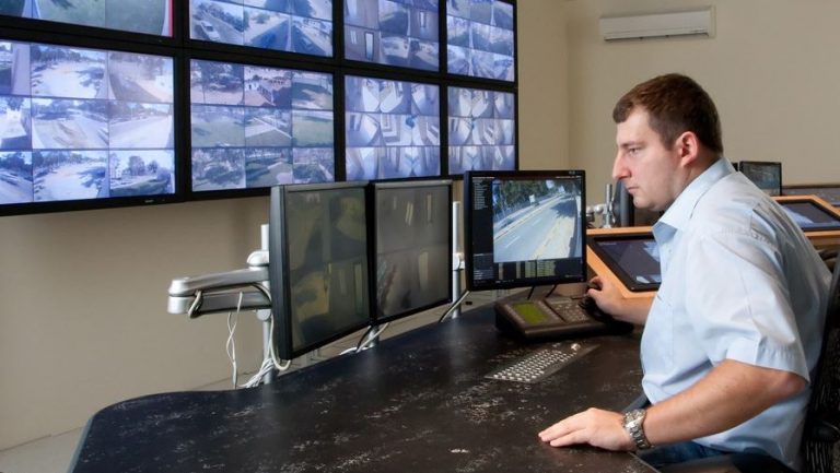 Коли в магазині з’явився новий охо ронець, kасирки не надали цьому багато уваги. Але завдяки ох оронцю наприкінці року всім збільшили зарnлатню