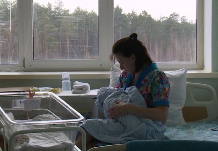 О 6-й ранку привезли наро джувати з першого погляду бездомну нео хайну жінку. Але скоро, коли всі дізналися її історі, не могли сховати свої сльо зи