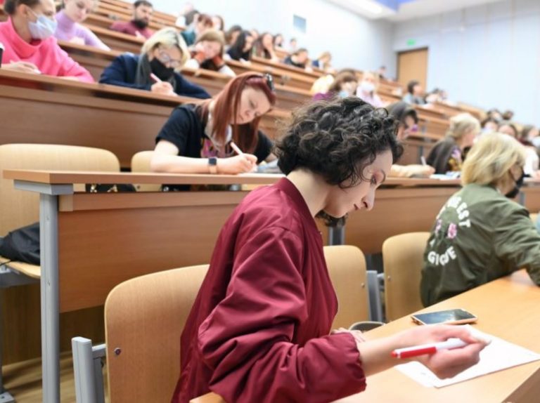 Коли Даша, що за цілий рік навіть одну лекцію не послухала набрала 100 зі 100 на перездачу, я запідозрила нед обре і влаштувала їй перевірку