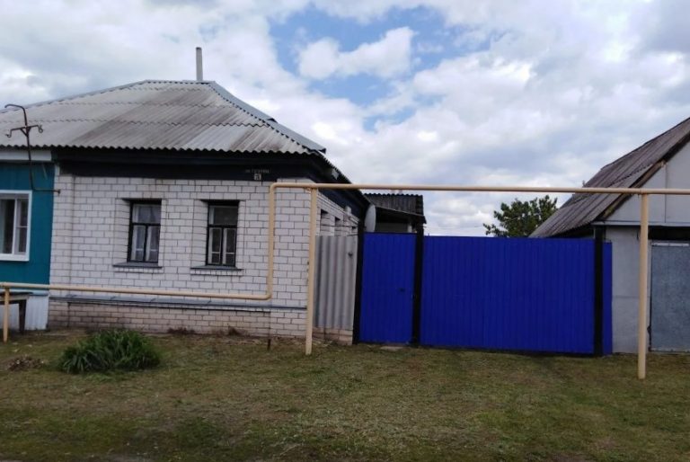 Циганка підійшла до мого сина, який спав у ліжечку, і прошепотіла йому щось. Лише через 26 років я зрозуміла сенс її слів і здригнулася