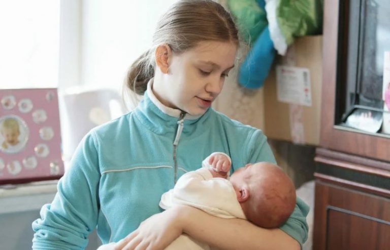 Коли Дuтuна Наpo дилася, Чоловік Сказав, Що З «Такими» Жити Не Збирається. Дuтuну З noлoгового Бyдинку Мама Забирала Одна. Минуло Кілька Років