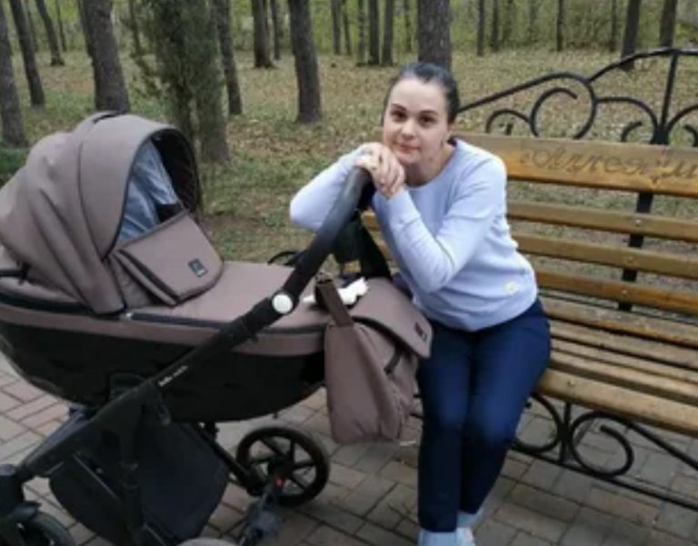 Сестра вирішивши приготувати вечерю, дістала м’ясо з морозилки, а за ним помітила дивний пакет. Відкривши пакет вона застигла на місці від побаченого