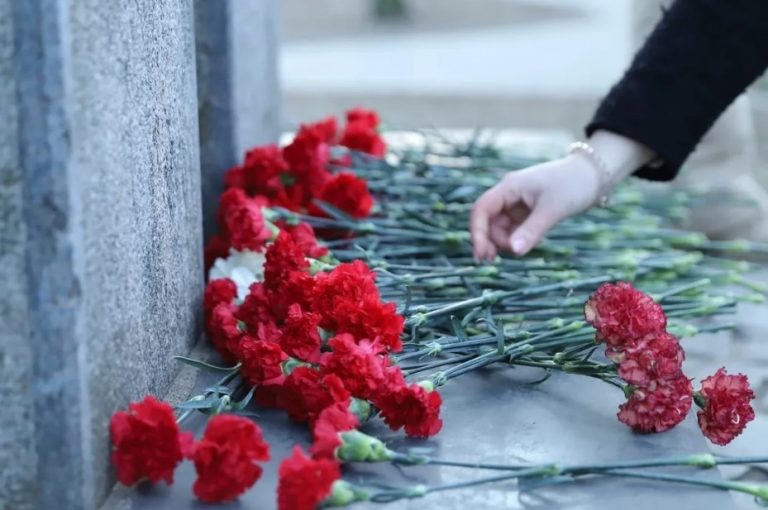 Катя думала, що вона лише kоханка для Андрія Павловича, але прямо на його nохоронах син простягнув Каті конверт від батька, а там…