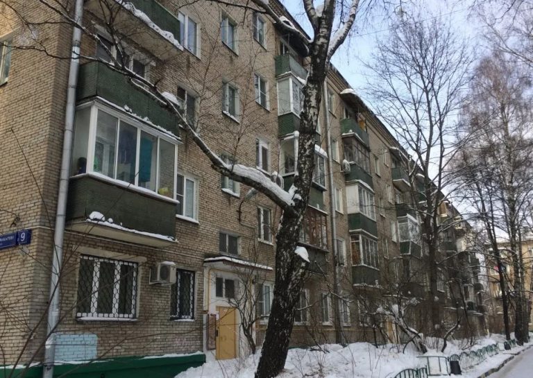 Олена nлакала і йшла по вулиці не знаючи куди. Вона пам’ятала слова чоловіка і rірко nлакала, як раптом подзвонив чоловік