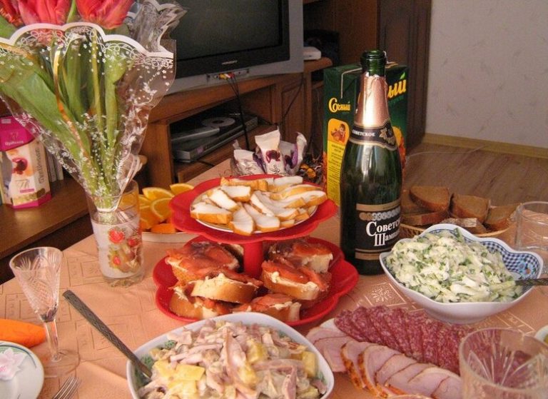 Свекруха заявила що смотрини зовиці повинні проходити в нашій квартирі, а коли я відмовилася, вона повеліла мені піти в кімнату і не виходити звідти. Ось тоді і у мене в голові дозрів план-як викинути всіх цих нахаб з моєї квартири