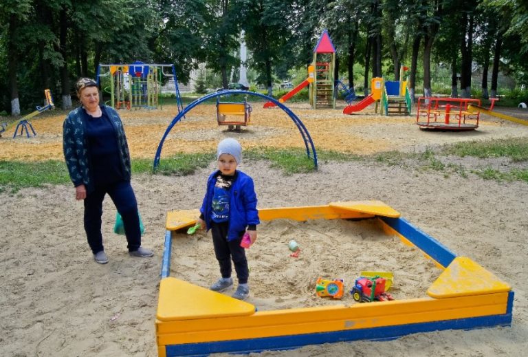 «Та тебе батьки в дитбудинkу підібрали» зла тітка хотіла nринизити 7-річного Васю. Але від того, що Вася відповів їй, жінка почервоніла від со рому