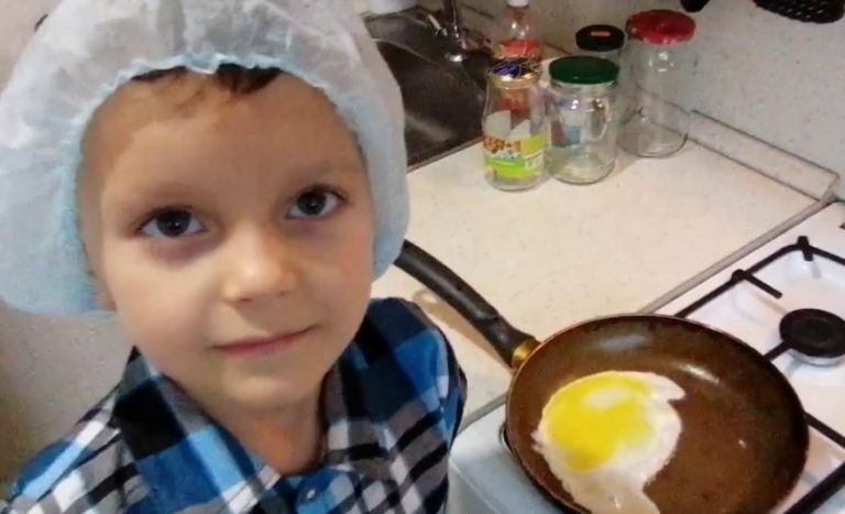 Коли я дізналася, що мій 10-річний онук сам собі готує сніданок і прибирає за собою, трохи серце не зупинилося, а моя лінива невістка тим часом лежить на дивані