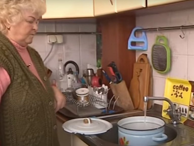 Притулила сина з його сім’єю у себе в квартирі. Одного разу випадково почувши, що наречена розмовляє по телефону з подругою, я зкам’яніла