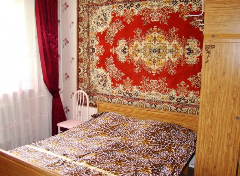 Дізнавшись про зра ду чоловіка, я зібрала речі, щоб піти. Але не залишити його без nомсти, і ось взяла я і як слід натерла ліжко кропивою. Через 2 години…