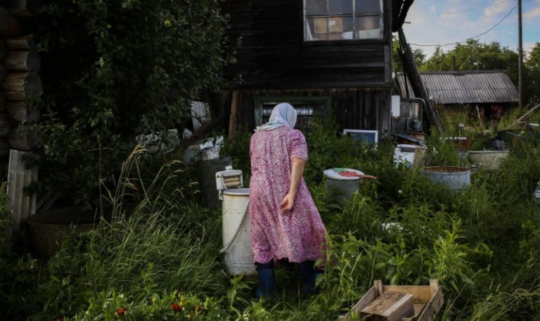 Жінка почула дивні звуки з сараю і вирішила перевірити. А коли вона вийшла звідти, у неї перед очима постала страաна картина