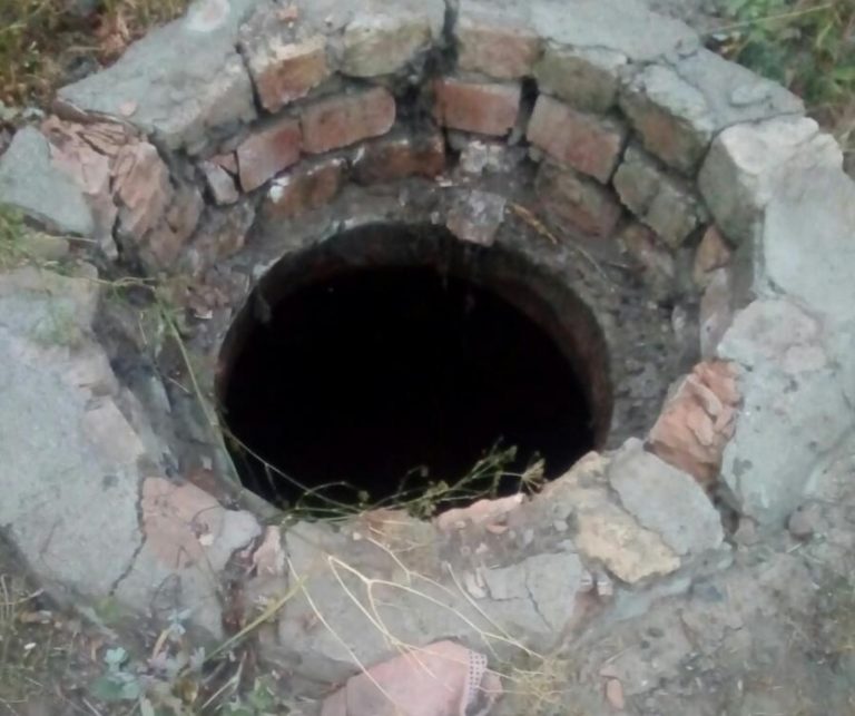 Сева підійшов до блоків, і тут же здригнувся — адже це та сама яма з камінням, на яку вказував йому брат уві сні. Почав він камені розкидати і тут…