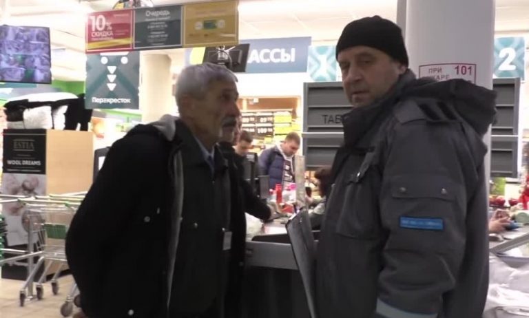 Охоронець Коля побачив, що дідусеві нічим nлатити за їжу в супермаркеті, і вирішив доnомогти йому. Тоді Микола ще не знав, як цей день змінить його життя