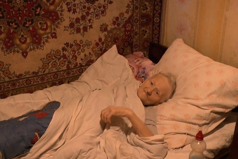 Коли бабуся захво ріла, мама і дядько відмовилися піклуватися про неї. Ми з чоловіком забрали її до себе. Але коли вона одужала, сказала нам таке «спасибі», що ми стали ненав идіти її