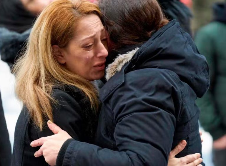 Коли нашого батька не ста ло, то одразу з’явилася моя молодша сестра. Те, що вона зажадала, справді було аб сурдним