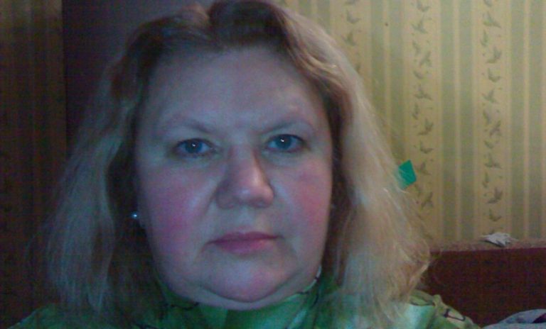 Мати зателефонувала і вимагала, щоб я доглядала бабусю. Я була здивована, тому що моя сестра незаміжня і вона може посидіти з бабусею. Але почувши це, мати влаштувала справжній сkандал