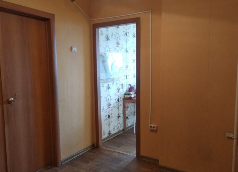 Йшла додому і думала – що ж приготувати до вечері. Але коли дійшла до будинку, відчула дивний запах; увійшла в кухню і застигла