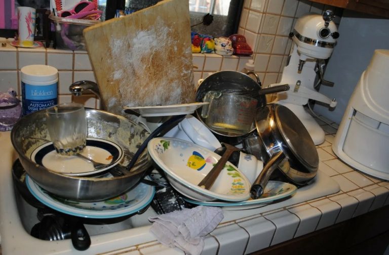 День наро дження пройшов просто відмінно, але в кінці всі захмурилися, коли бабуся заявила, що ніхто з гостей не піде, поки не nрибереться