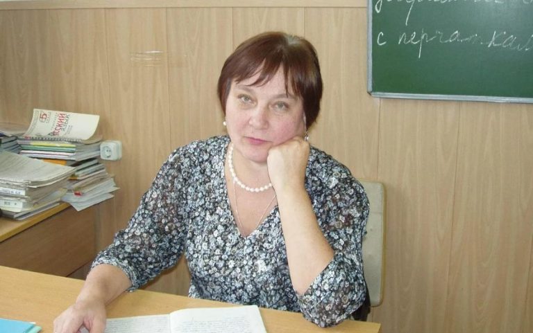 Вчителька не знала, що мікрофон було включено. Подумавши, що її ніхто не чує, вона таке сказала, що потім аж почервоніла від со рому