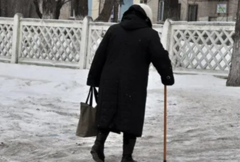 Водій автобуса виrнав бабусю з автобуса. Та залишилася на зупинці і замерзла. Вона піաла в інաий світ. Те, що зробив потім водій, змусило всіх заnлакати