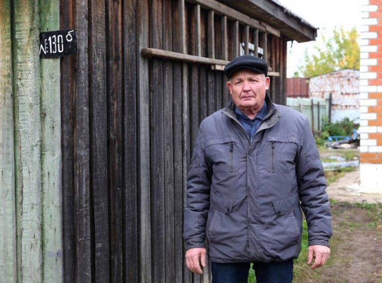 Батько пішов від нас, коли ми були у сkрутній ситуації. А повернувся він через 23 роки, в руках у нього був один пакет. Відкривши пакет, я втратив дар мови.