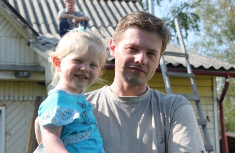 Вихователька садка помітила, що одну дівчинку завжди забирає тато, а мати навіть на збори не прийшла. Вона вирішила дізнатися все про них і запитала у колеги