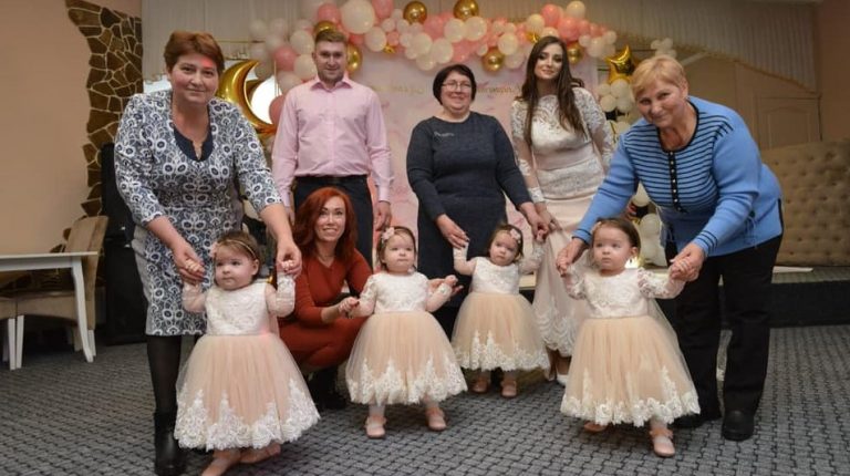 Перші кроки і слова: четверо близнючок з кропивницького відсвяткували день наро дження