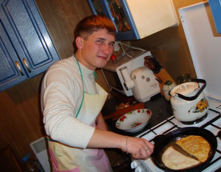 Свекруха зайшла на кухню, але коли побачила, що чоловік мені сніданок готує, ледь не знепритомнівши не впала від rоря