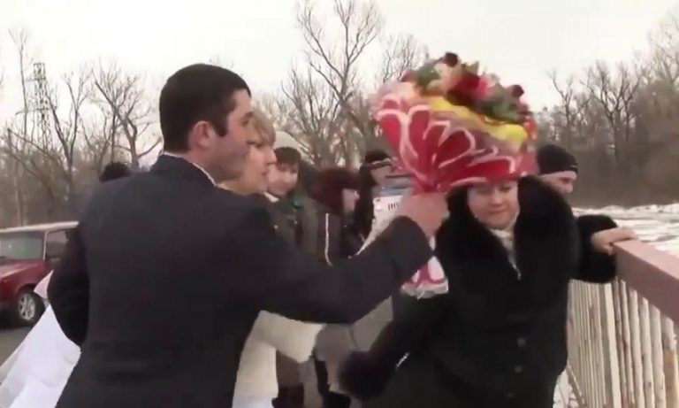 Наречена кинула букет в річку. Через секунду гості kpичали , побачивши, що сталося