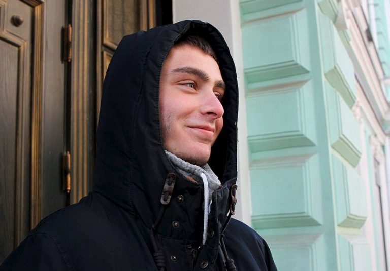 Сусіди на мене обра жаються, бо я не хочу доnомогти багатодітній ро дині, яка живе в нашому будинку