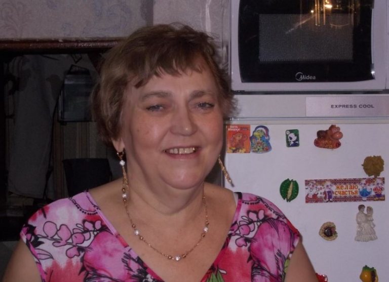 Ми з чоловіком жили окремо, але свекруха щодня приїхала до нас. Але коли я одного дня в обід сама поїхала до неї, вона почервоніла, бо була не одна