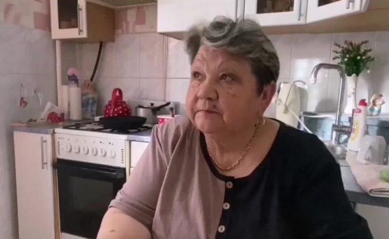 Свекруха завжди вдиралася до нас без запроաення, у неї були ключі від нашої квартири. Але я вирішила припинити це хам ство.