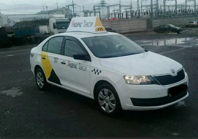 Дівчина забула сумку та шапку в таксі, але коли таксист повернувся назад, щоб віддати їй речі, він такого повороту не очікував