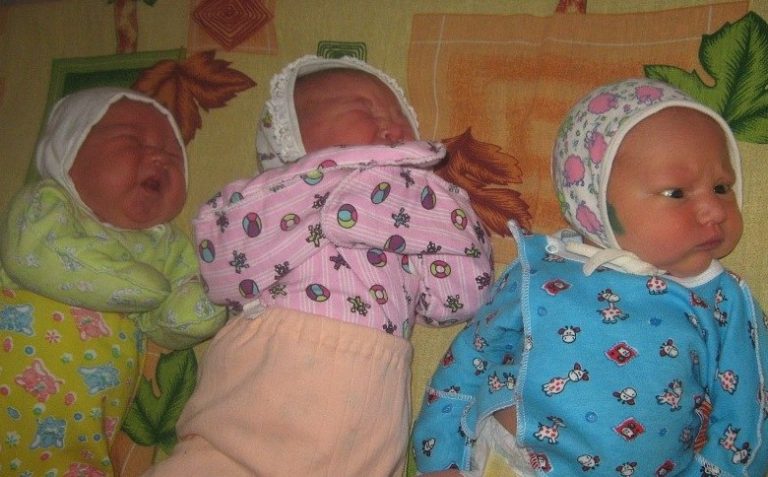 У нашому дворі є чоловік і дружина, які мають трійнята. Я завжди думала, що у них діти наро дилися пізні, але як виявилося, вони насправді бабуся та дідусь цих дітей.