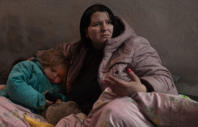 Збирай свої речі і вимі тайся з мого будинку зі своєю матусею