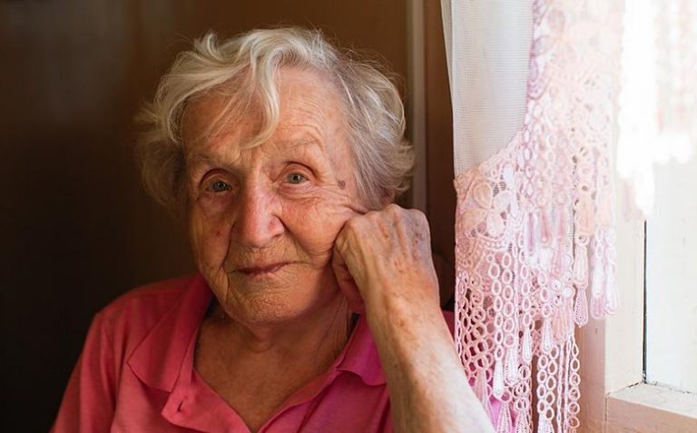 Таня ніколи не бачила батьків і все життя жила з бабусею. А одного разу на порозі їхнього будинку з’явилася худа незнайома жінка