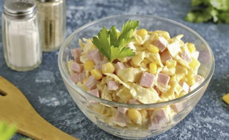 Почали їсти салат. Майбутній чоловік зморщився: «А чого так пересолила?». Таня зніяковіло посміхнулася, поставила йому запечену качку. Май бутній чоловік пожував шматочок: «Жорстkовата». Йому не сподобалося і все інше