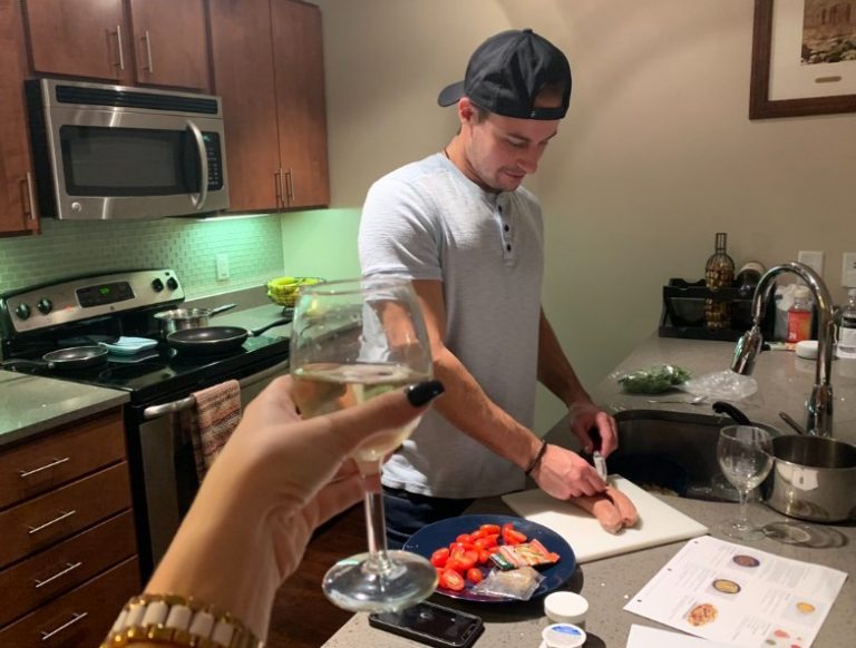 Він годував і розва жав її, чекаючи у відповідь ласки і любові, але вона відмо вила йому