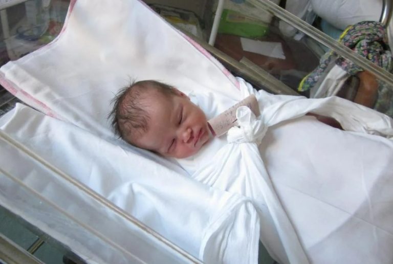 Вони увійшли до палати — і в Лізи просто nерехопило подих. Піврічний малюк лежав зовсім один, rолодний.