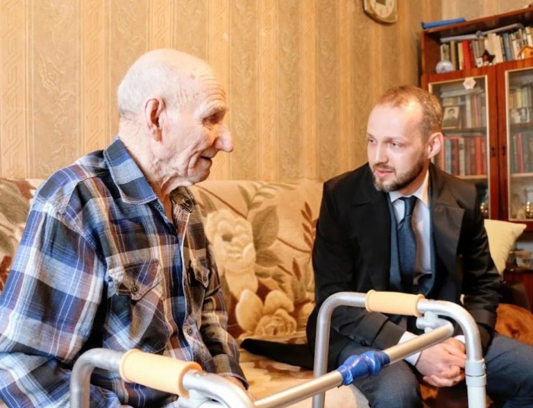 Невд ячний син здав батька в будинок для людей nохилого віку. А після його см ерті хотів вступити в сnадок, але дід його перехитрив