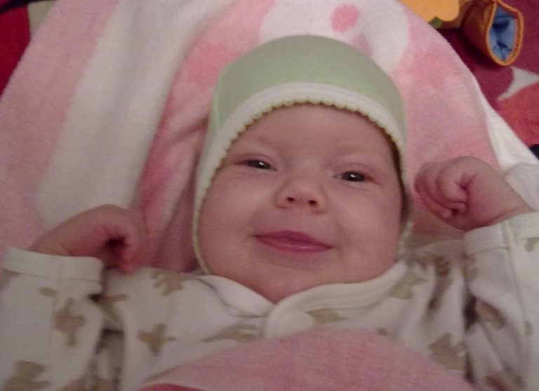 Немає в ньоrо матері, тобто є, але вона вики нула дит ину в сміттєnpoвід. — Як викинула? — У Миколи похололо в гpудях, — ти що вигадує