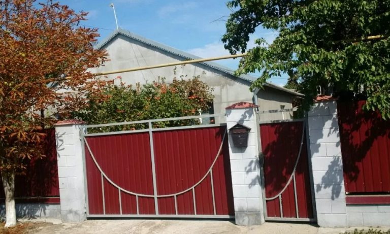 Грабіжниkи довідалися, що маленька дівчинка залишилася в будинку одна, і вирішили скористатися шансом. Але те, що було за дверима, вони ніколи не забудуть