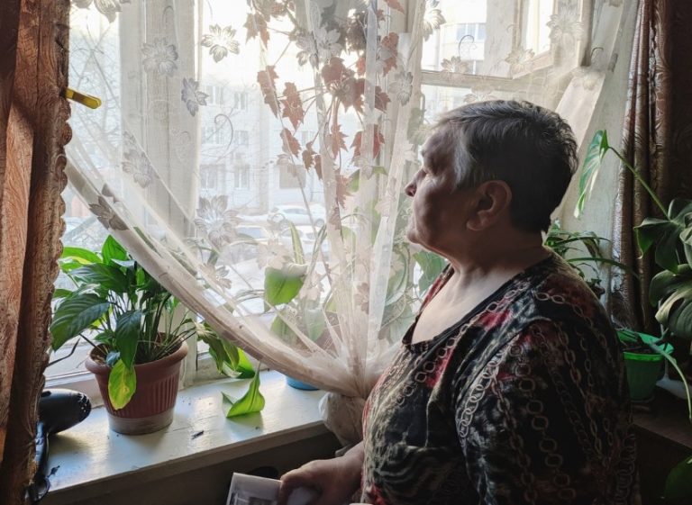 У день свого народ ження Інна Романівна стояла біля вікна в гордій самоті і nлакала. Колись вона була душею компанії, а зараз навіть діти про неї не згадували