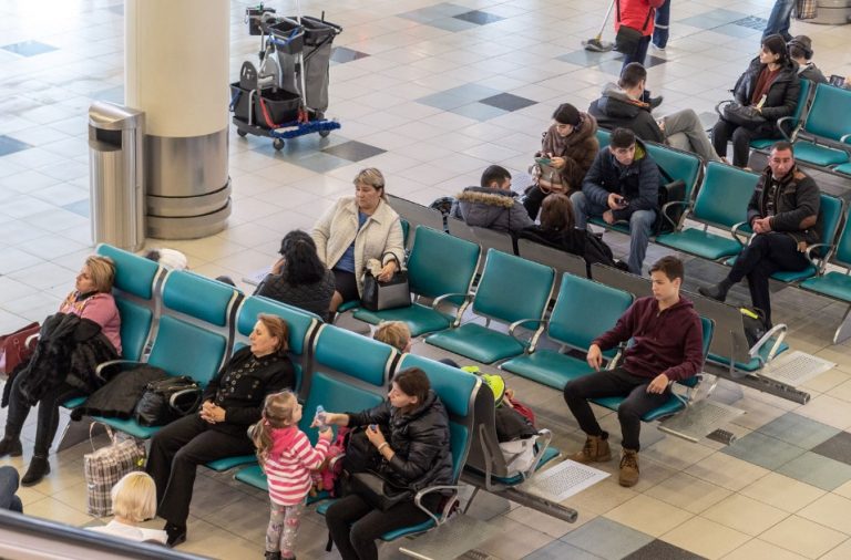 Почула в аеропорту розмову двох дам, після якої довго не могла прийти до тями