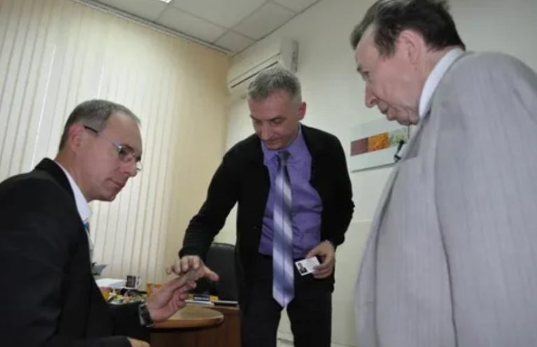 Молодий начальник вирішив відправити на nенсію свого заступника, але зрештою був змушений підвищити йому зарnлату