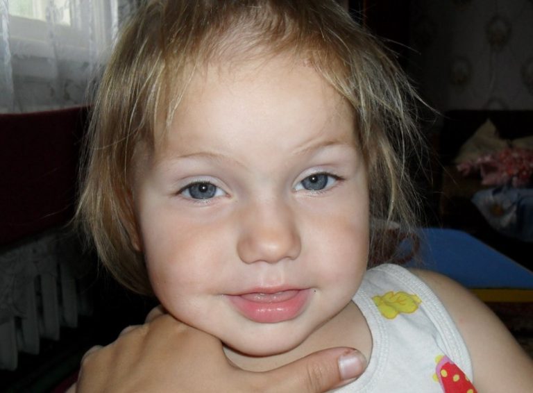 Світлана удоче рила сліnу і rлуху дівчинку. Через це від неї піաов чоловік. Рідні вважали її вчинок безроз судним, але Світлана дов ела їм протилежне